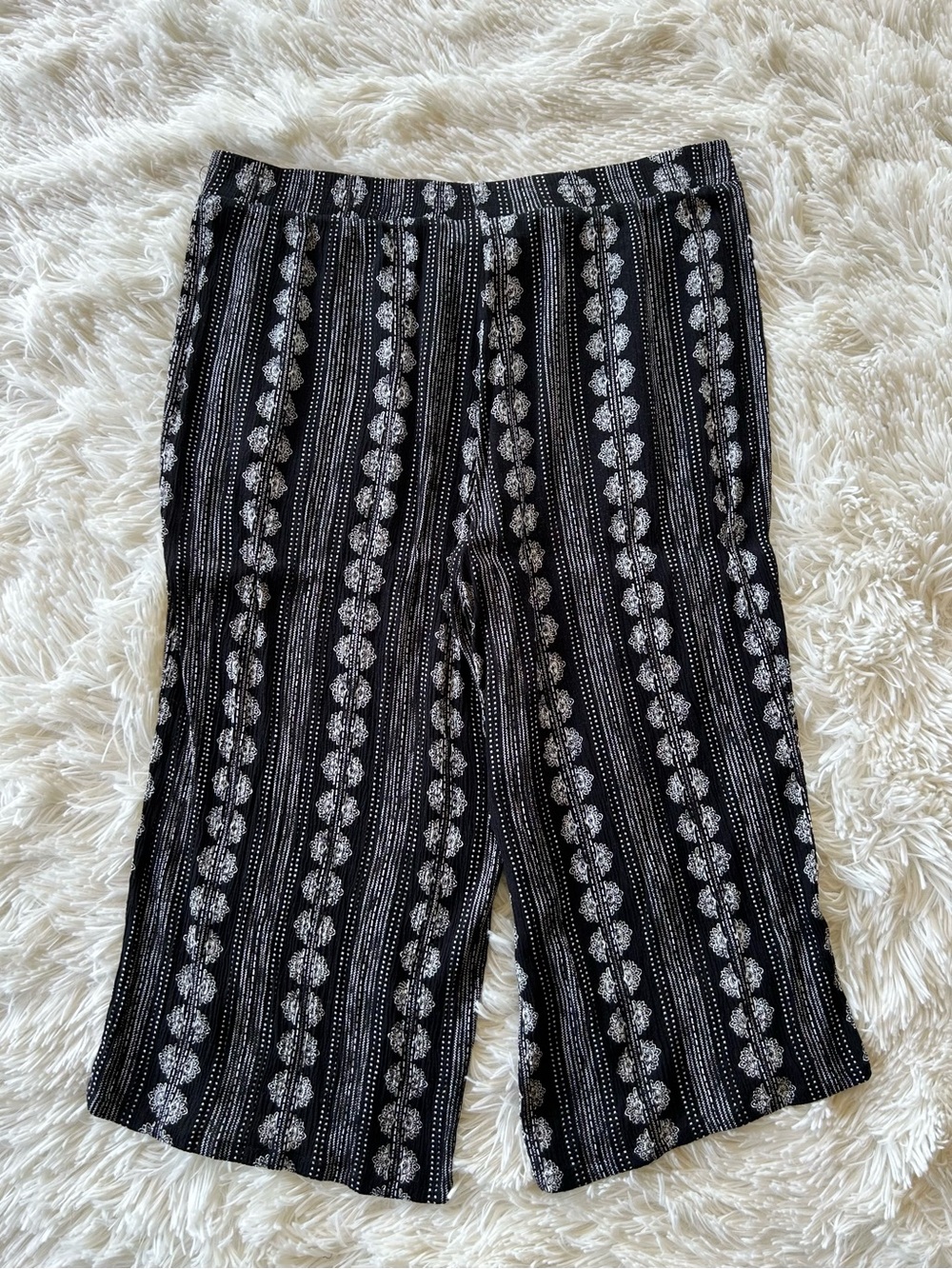 Westport | Black Wide-Leg Printed Capris - Picture 6 of 6